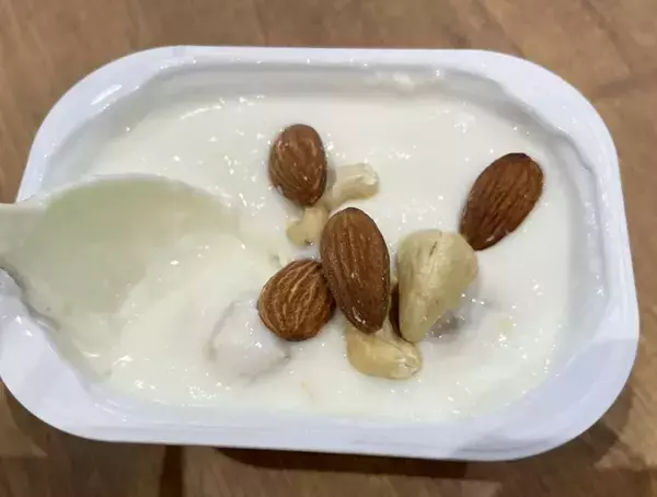 「意外と相性抜群！　ヨーグルトに混ぜて正解だったお菓子は…「食べ応えがある」「朝食にいい！」」の画像