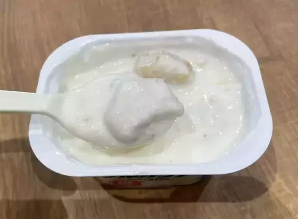 「意外と相性抜群！　ヨーグルトに混ぜて正解だったお菓子は…「食べ応えがある」「朝食にいい！」」の画像
