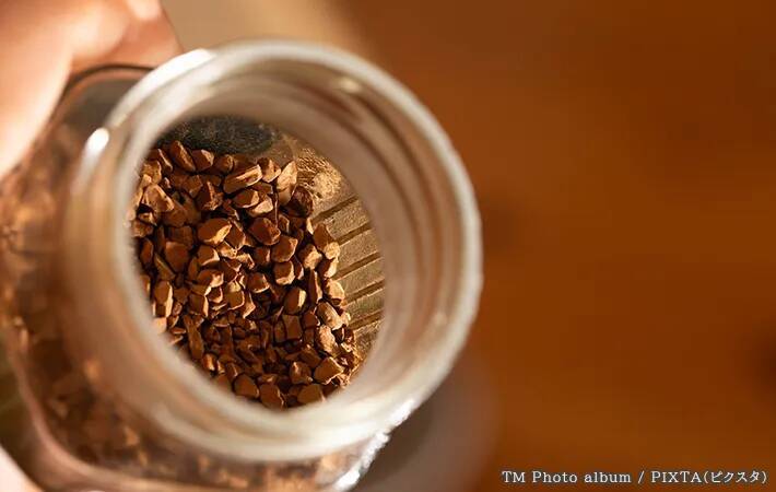 インスタントコーヒーの内側ラベル、正しい剥がし方　隙間を作らない切り方でおいしさ長持ち