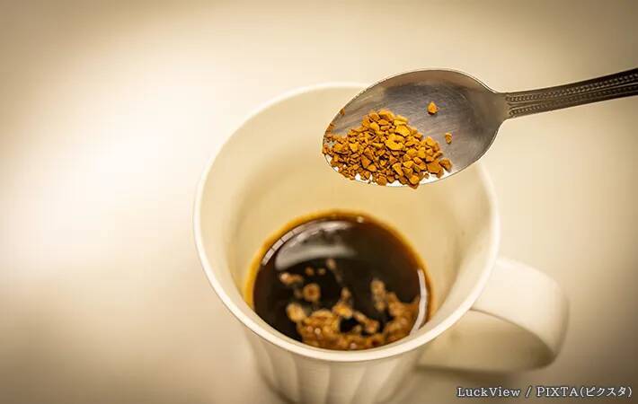 インスタントコーヒーの内側ラベル、正しい剥がし方　隙間を作らない切り方でおいしさ長持ち
