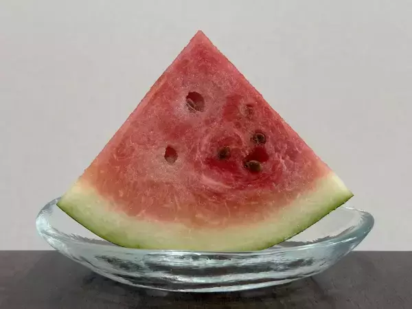 冷凍庫で冷やしたスイカ　氷水にくぐらせると？夏に試したい意外な食べ方とは【ひんやりおやつ4選】