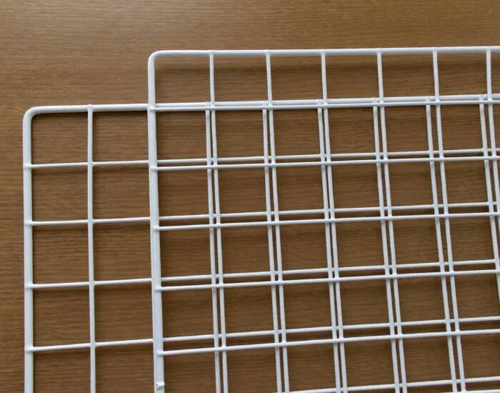 ダイソーのワイヤーネットを折り曲げると？　隙間に収まる『ハンガーラック』の作り方【DIY4選】
