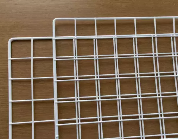 「ダイソーのワイヤーネットを折り曲げると？　隙間に収まる『ハンガーラック』の作り方【DIY4選】」の画像