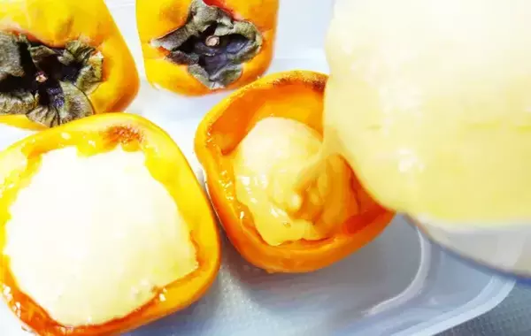 「柿の中身をくり抜いて…？　代わりに入れたものに子供が「何これ―！」」の画像