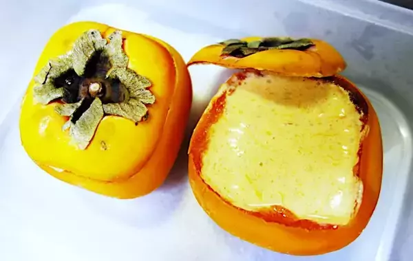 「柿の中身をくり抜いて…？　代わりに入れたものに子供が「何これ―！」」の画像