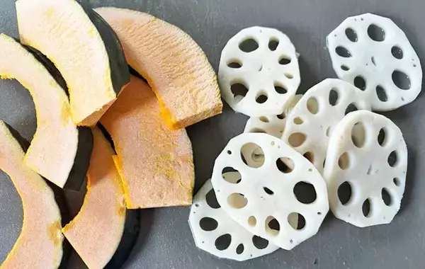 「【レンチンレシピ】味つけはめんつゆのみ！　秋の味覚をたっぷり食べる焼きびたし」の画像