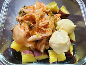 サツマイモとキムチの和え物　『大さじ3杯』の味つけで「箸がとまらん」「冷めてもいける」