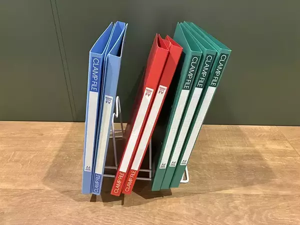 「100均フライパンラックが家中で大活躍！　3つのじゃない収納法が「意外と便利」」の画像