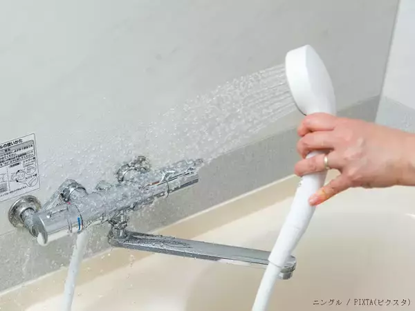 浴室のシャワーヘッド、中まで掃除して！　LIXILが教える「汚れを放置するリスク」