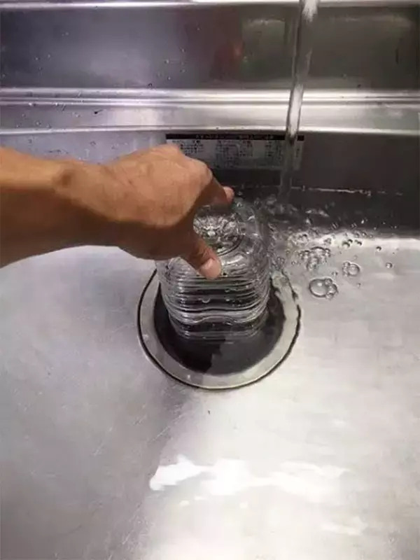 「台所の排水口が詰まったら、どうしたらいい？　水道工事店の回答「まず温度を…」」の画像