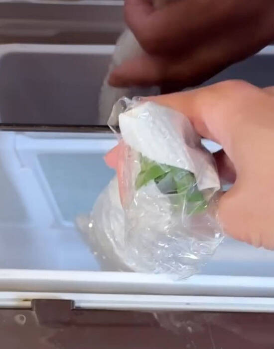 輪ゴムで束ねて切ると？　ニラのみじん切りが「散らからない」「片付けラク」