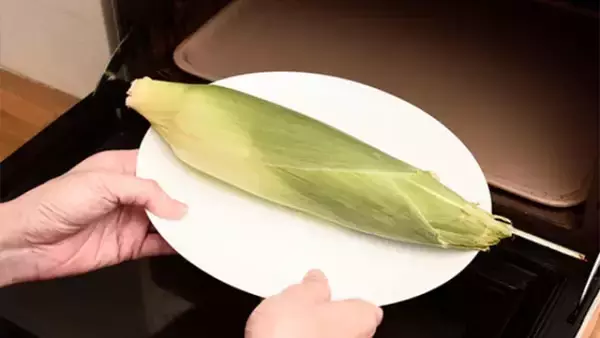 「電子レンジで簡単！　暑い日に試したい「トウモロコシの手軽な食べ方」」の画像