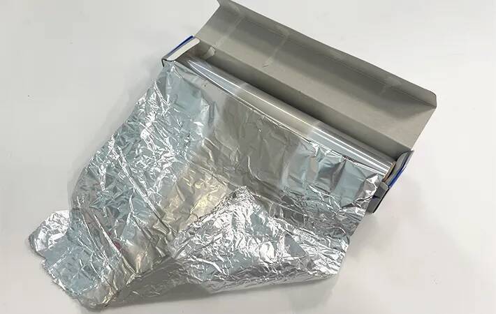 「アルミホイルの中心が変色した…」　使っても大丈夫か、メーカーに聞いた