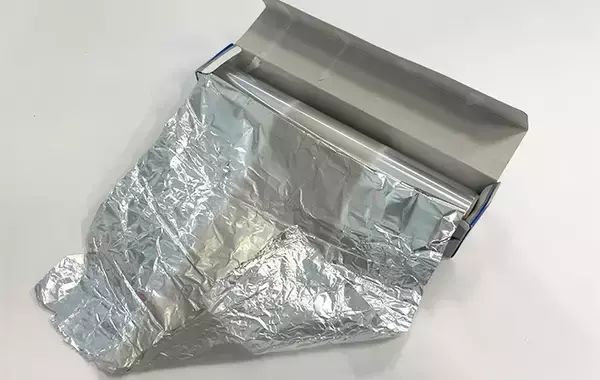 「「アルミホイルの中心が変色した…」　使っても大丈夫か、メーカーに聞いた」の画像