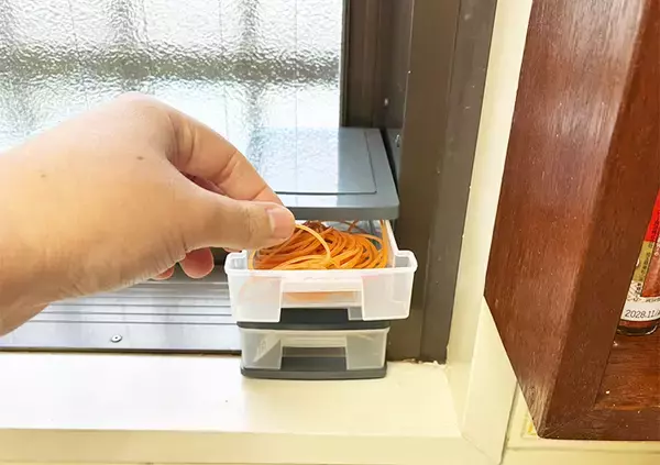 「「流石、ダイソー！」　ちょうどいいサイズの『引き出し』が、かゆいところに手が届く」の画像