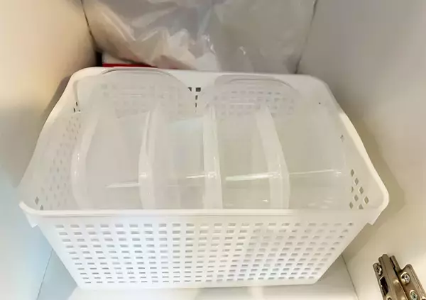「棚の保存容器、かさばってない？　収納アイディアに「スッキリした」「プチストレス解消」」の画像