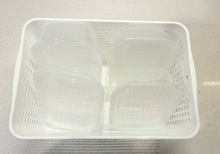棚の保存容器、かさばってない？　収納アイディアに「スッキリした」「プチストレス解消」