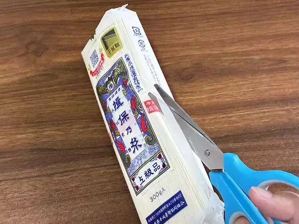 「そうめん袋の1か所を『縦』に切るだけ　10秒で試せる裏ワザが「便利」」の画像