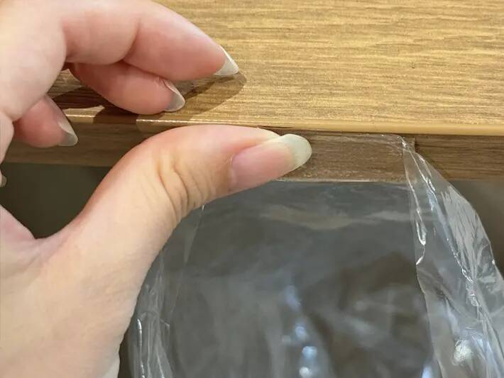 専用ゴミ袋は買わなくてOK！　ダイソーの『ゲルテープ』を貼れば簡易ゴミ入れに