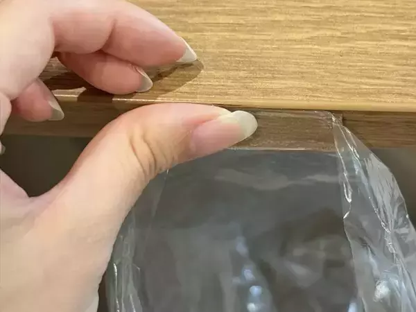 「専用ゴミ袋は買わなくてOK！　ダイソーの『ゲルテープ』を貼れば簡易ゴミ入れに」の画像