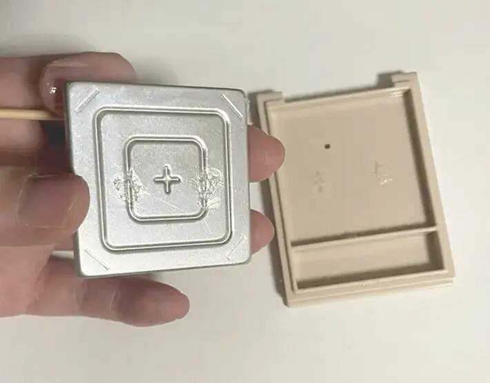 「蓋が壊れた」「かさ張って困る」メイクの悩みに　100均のアイテムで作る『パレット』が便利だった！