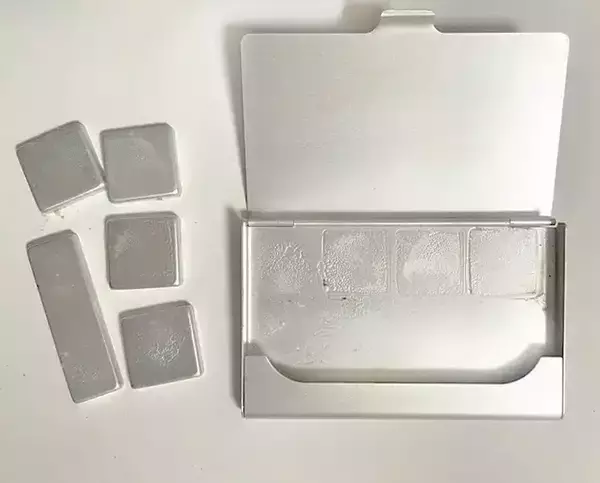 「「蓋が壊れた」「かさ張って困る」メイクの悩みに　100均のアイテムで作る『パレット』が便利だった！」の画像