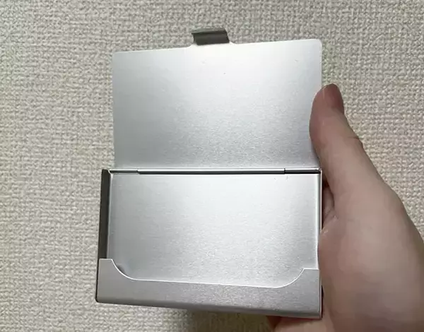 「「蓋が壊れた」「かさ張って困る」メイクの悩みに　100均のアイテムで作る『パレット』が便利だった！」の画像