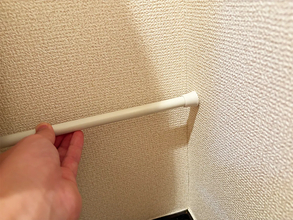 【掃除裏ワザ】つっぱり棒とブックエンドを組み合わせると…？　100均アイテムの活用術がすごい！