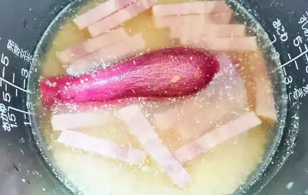 「1本丸ごと、皮ごと使う！　子供がドはまりする『サツマイモの炊き込みご飯』【旬レシピ】」の画像