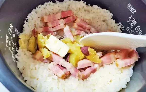 「1本丸ごと、皮ごと使う！　子供がドはまりする『サツマイモの炊き込みご飯』【旬レシピ】」の画像