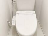 「トイレ掃除で物をどかすの、もうやめた！　つっぱり棒で床スッキリ【水回りの裏技4選】」の画像1