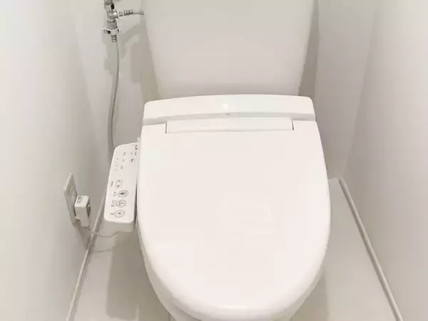 トイレ掃除で物をどかすの、もうやめた！　つっぱり棒で床スッキリ【水回りの裏技4選】