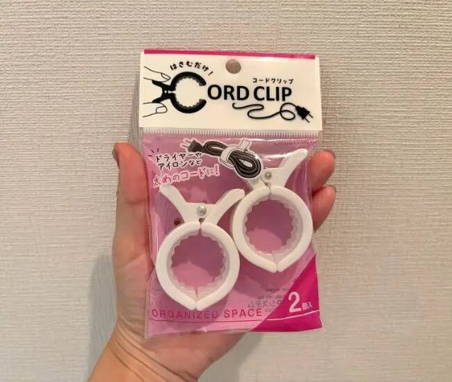 「クローゼットのポールに挟んで」　収納の正解に「その手があったか！」