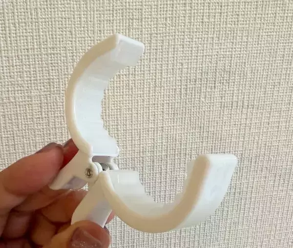 「「クローゼットのポールに挟んで」　収納の正解に「その手があったか！」」の画像
