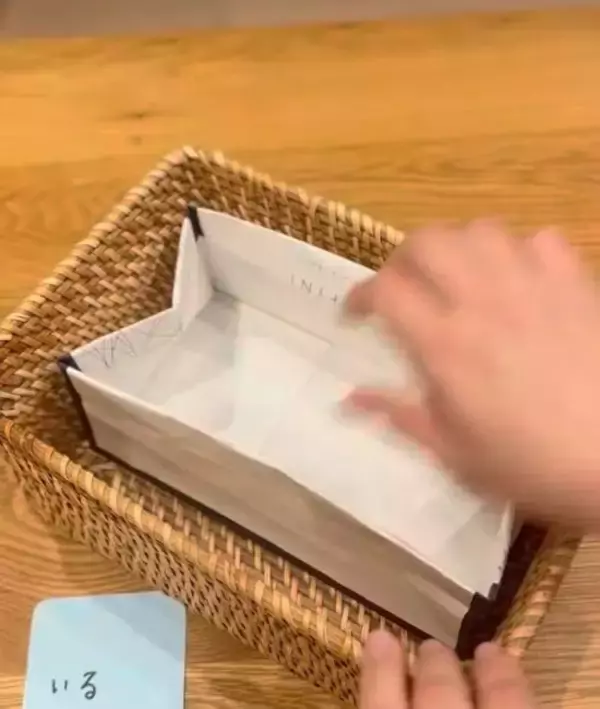 「使っていない紙袋　持ち手をハサミで切って…「試してみる！」「そんな手が」」の画像