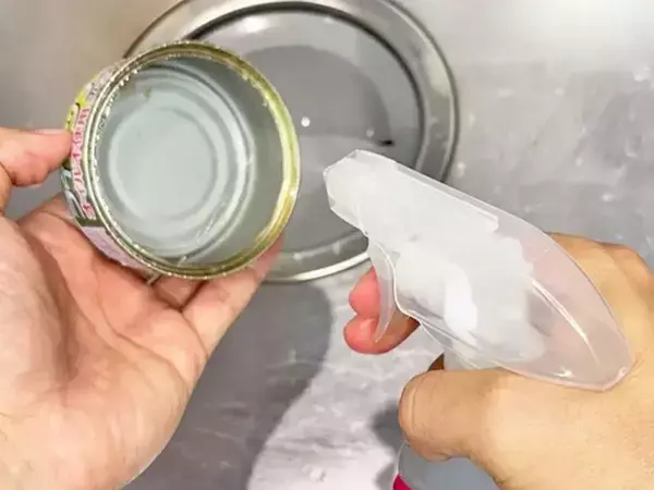 ツナ缶の後片づけが面倒な時は？　『ダイソー』スプレーの使い方に「ストレスが解消された！」