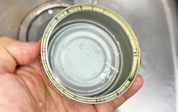 ツナ缶の後片づけが面倒な時は？　『ダイソー』スプレーの使い方に「ストレスが解消された！」