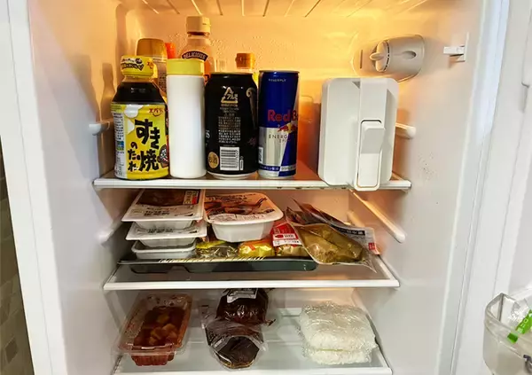 「『短いつっぱり棒』はこう使う！　冷蔵庫の中がスッキリする『活用術』に「これ考えた人、天才」」の画像