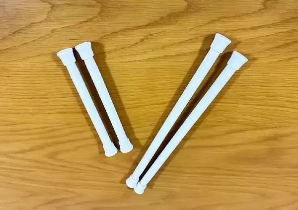 「『短いつっぱり棒』はこう使う！　冷蔵庫の中がスッキリする『活用術』に「これ考えた人、天才」」の画像