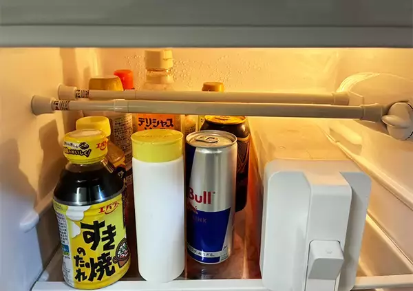 「『短いつっぱり棒』はこう使う！　冷蔵庫の中がスッキリする『活用術』に「これ考えた人、天才」」の画像