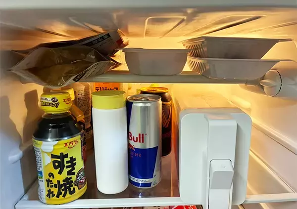 「『短いつっぱり棒』はこう使う！　冷蔵庫の中がスッキリする『活用術』に「これ考えた人、天才」」の画像