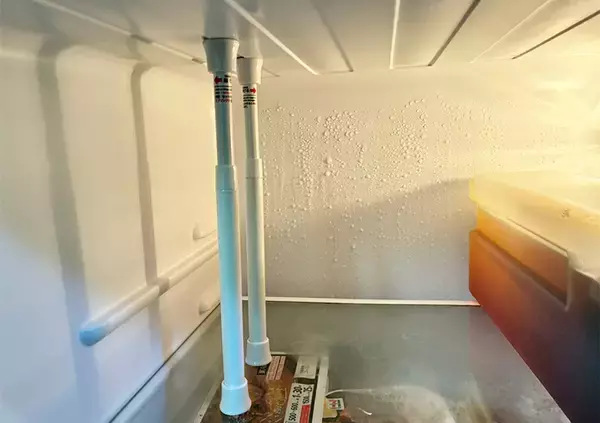 「『短いつっぱり棒』はこう使う！　冷蔵庫の中がスッキリする『活用術』に「これ考えた人、天才」」の画像