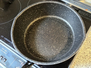 から揚げの衣づけは不要！　フライパンの油に『粉』を入れると…？「サクッと軽い」【調理テク4選】