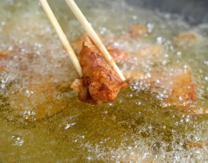 から揚げの衣づけは不要！　フライパンの油に『粉』を入れると…？「サクッと軽い」【調理テク4選】