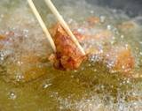 「から揚げの衣づけは不要！　フライパンの油に『粉』を入れると…？「サクッと軽い」【調理テク4選】」の画像2
