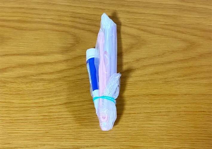 ビニール手袋に、歯ブラシを1本ずつ入れて…　旅行時に助かる持ち運びテクに「悩みが解決！」