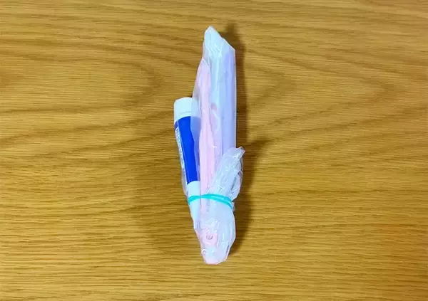 「ビニール手袋に、歯ブラシを1本ずつ入れて…　旅行時に助かる持ち運びテクに「悩みが解決！」」の画像
