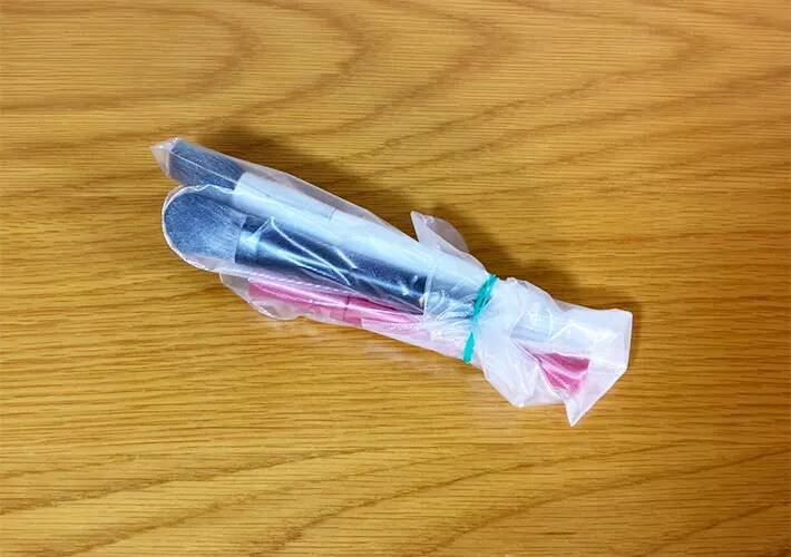 ビニール手袋に、歯ブラシを1本ずつ入れて…　旅行時に助かる持ち運びテクに「悩みが解決！」