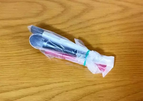「ビニール手袋に、歯ブラシを1本ずつ入れて…　旅行時に助かる持ち運びテクに「悩みが解決！」」の画像