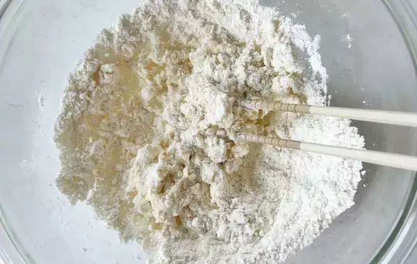 「ホットケーキミックスにヨーグルトと水を混ぜて…　できあがったのは」の画像